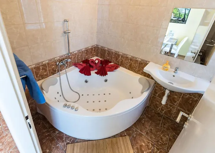 Exclusive Whirlpool Apartment *